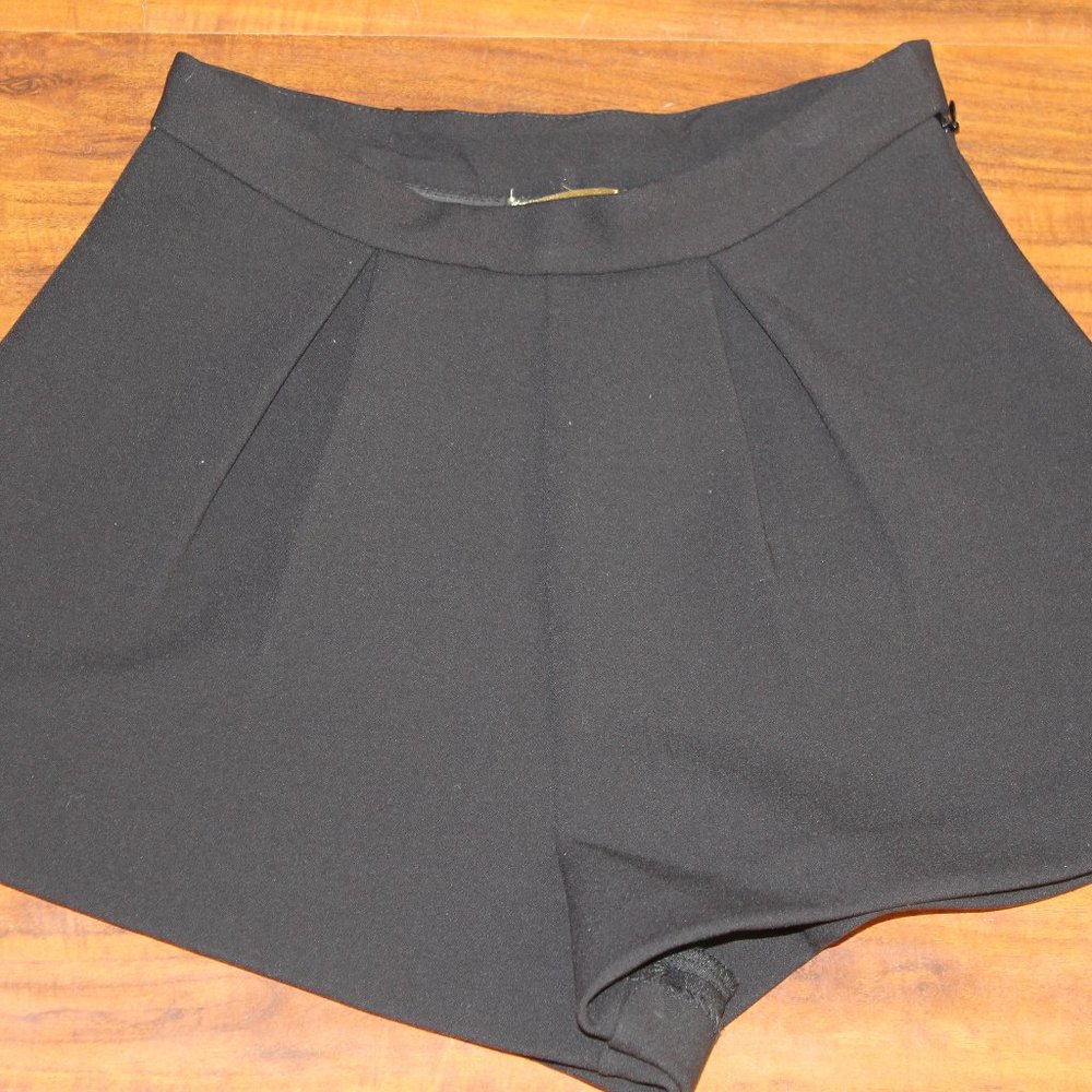 NWOT H&M Womens Black Dressy Pleated Front Shorts  EUR 34